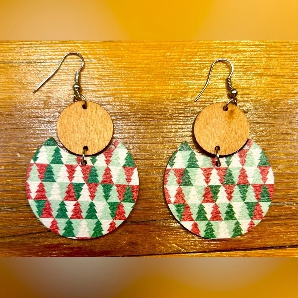 NEW Boutique Classic Wooden Dangly Earrings with Checkered Christmas Tree Design